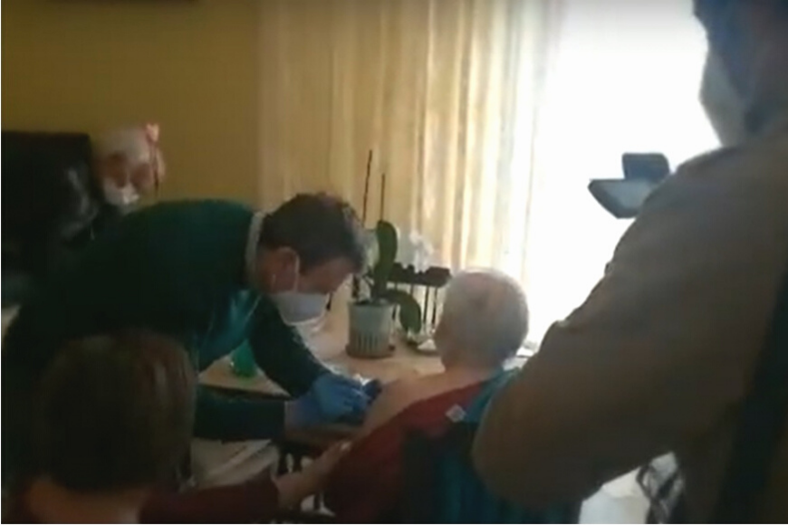 A L’Aquila OSA vaccina la signora Leontina, 91 anni