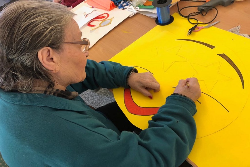 Carnevale, gli ospiti della RSA Bellagio preparano il loro carro