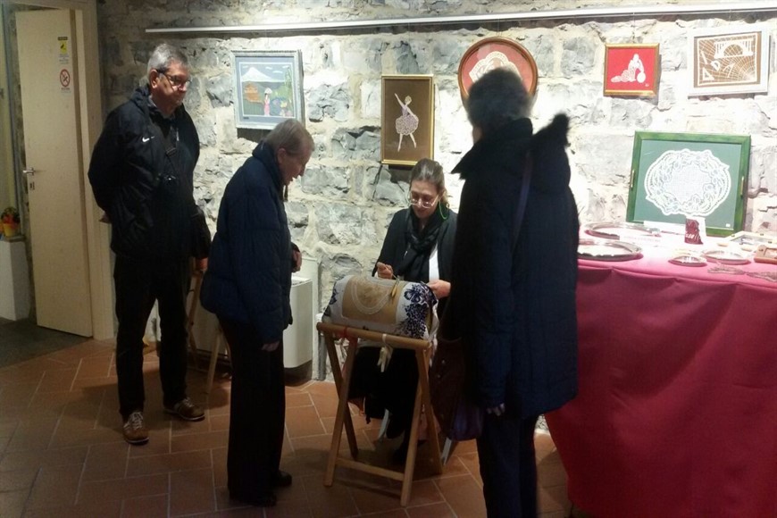 Gli ospiti della Residenza Bellagio alla mostra sul pizzo a fuselli