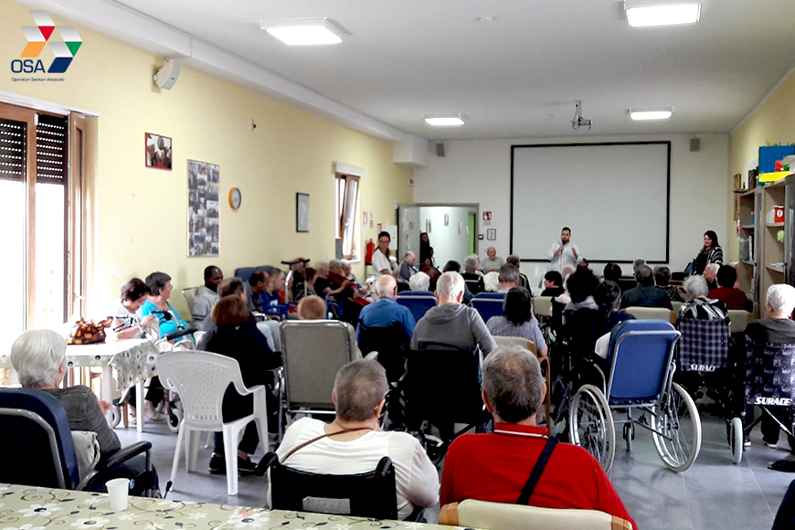 La voce calda del tenore Cosimo per i nonni della RSSA OSA Mesagne