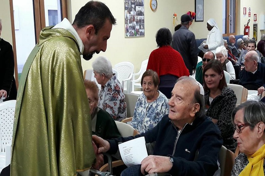 Padre Giovanni Tulino incontra gli ospiti della Residenza Mesagne