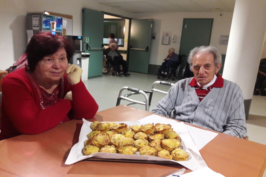 RSA Bellagio, gli ospiti in cucina preparano muffin salati