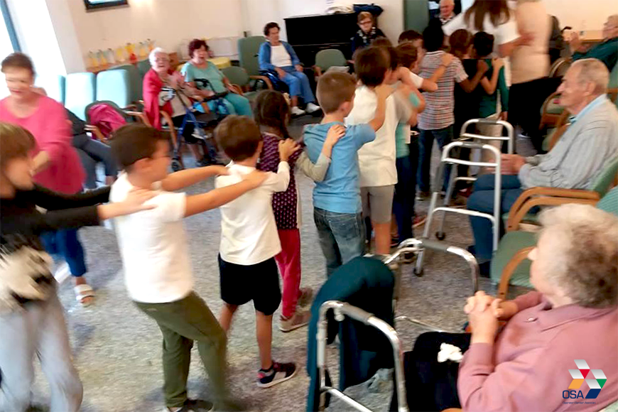 RSA Bellagio, nonni e bimbi giocano insieme