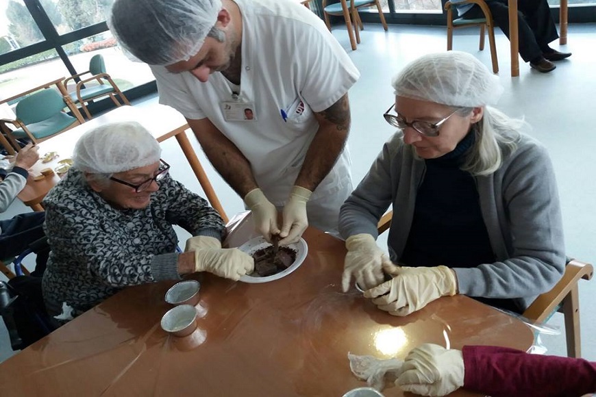 RSA OSA Bellagio, gli ospiti in cucina scoprono i benefici del cacao